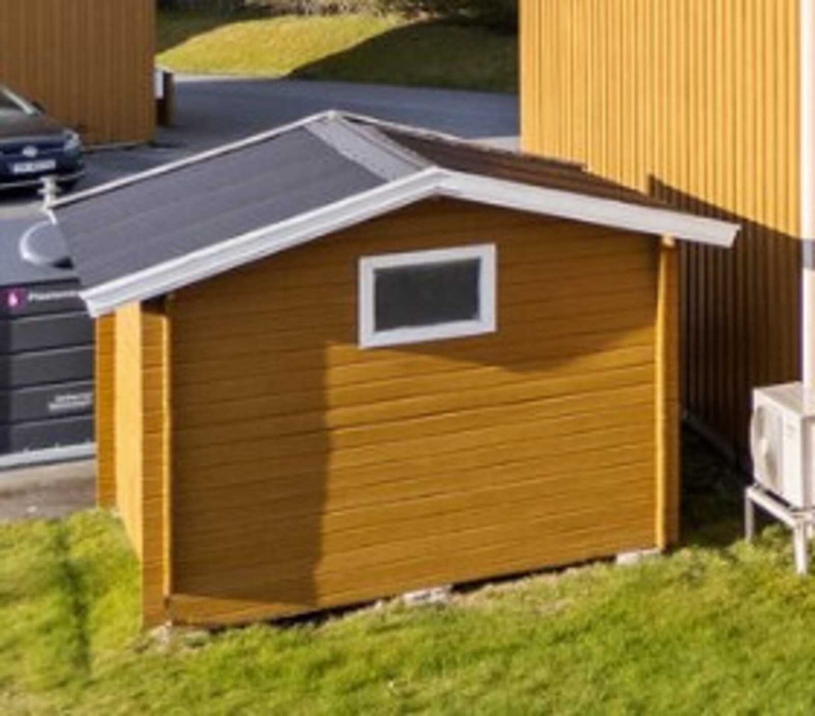 Leiligheten har lagringsplass i halve av denne boden. Galleribilde