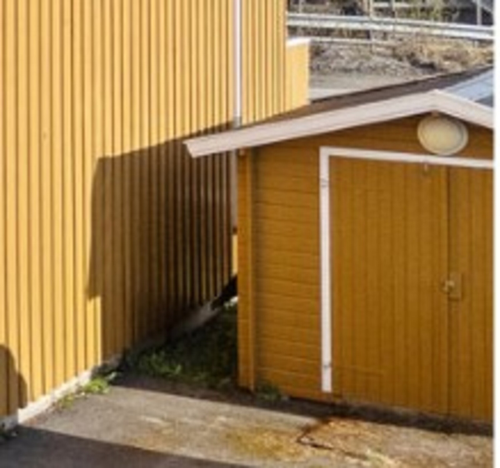Utvendig bod i halvparten av denne boden som ligger like ved leiligheten. Galleribilde