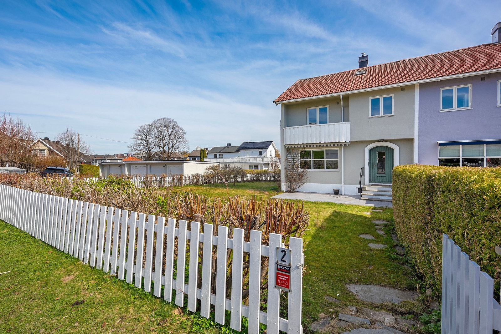 Idyllisk område med sjøen og strand på nedsiden. Galleribilde