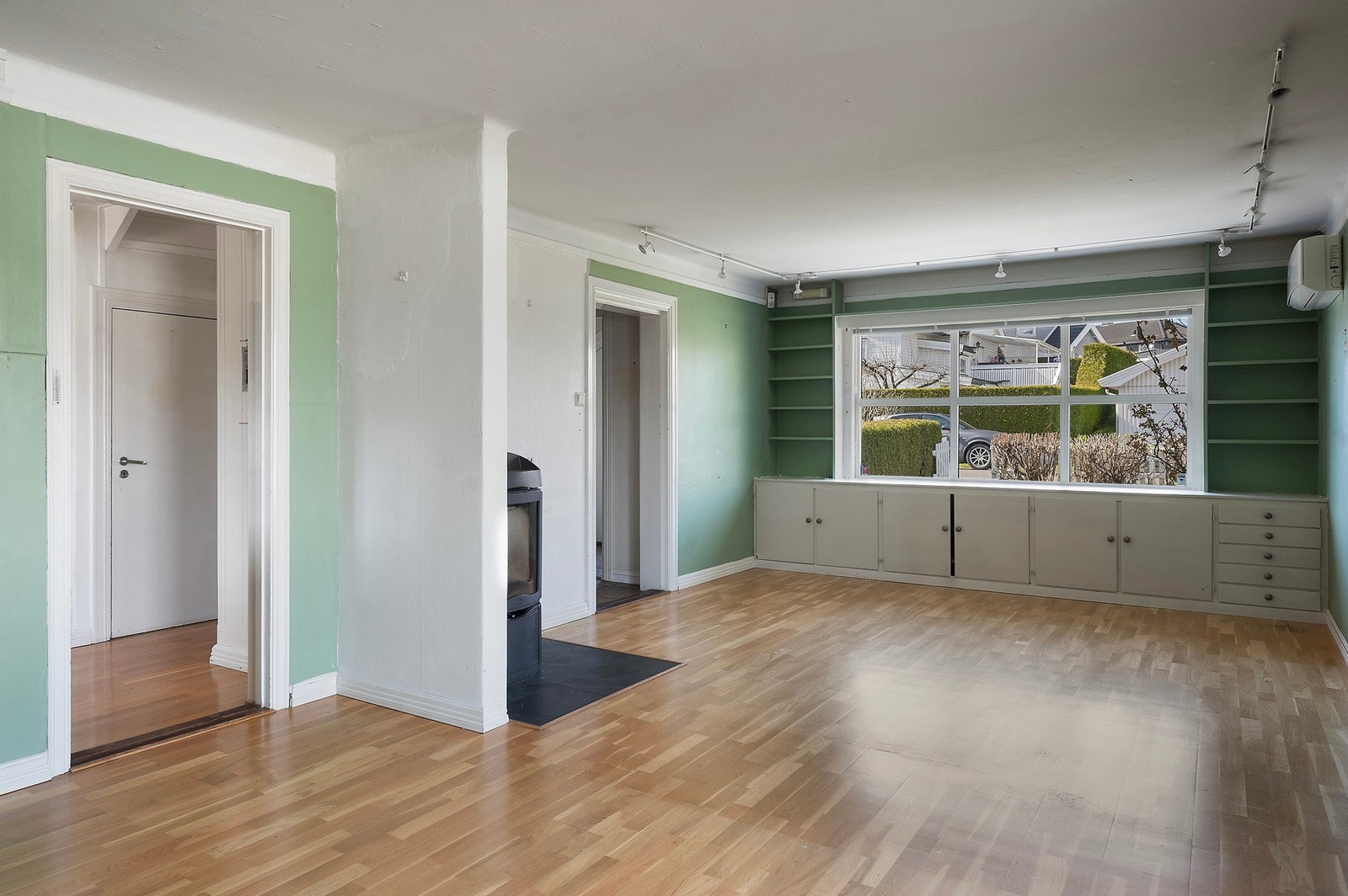 Spennende bolig over to etasjer pluss et stort loft og kjeller. Galleribilde