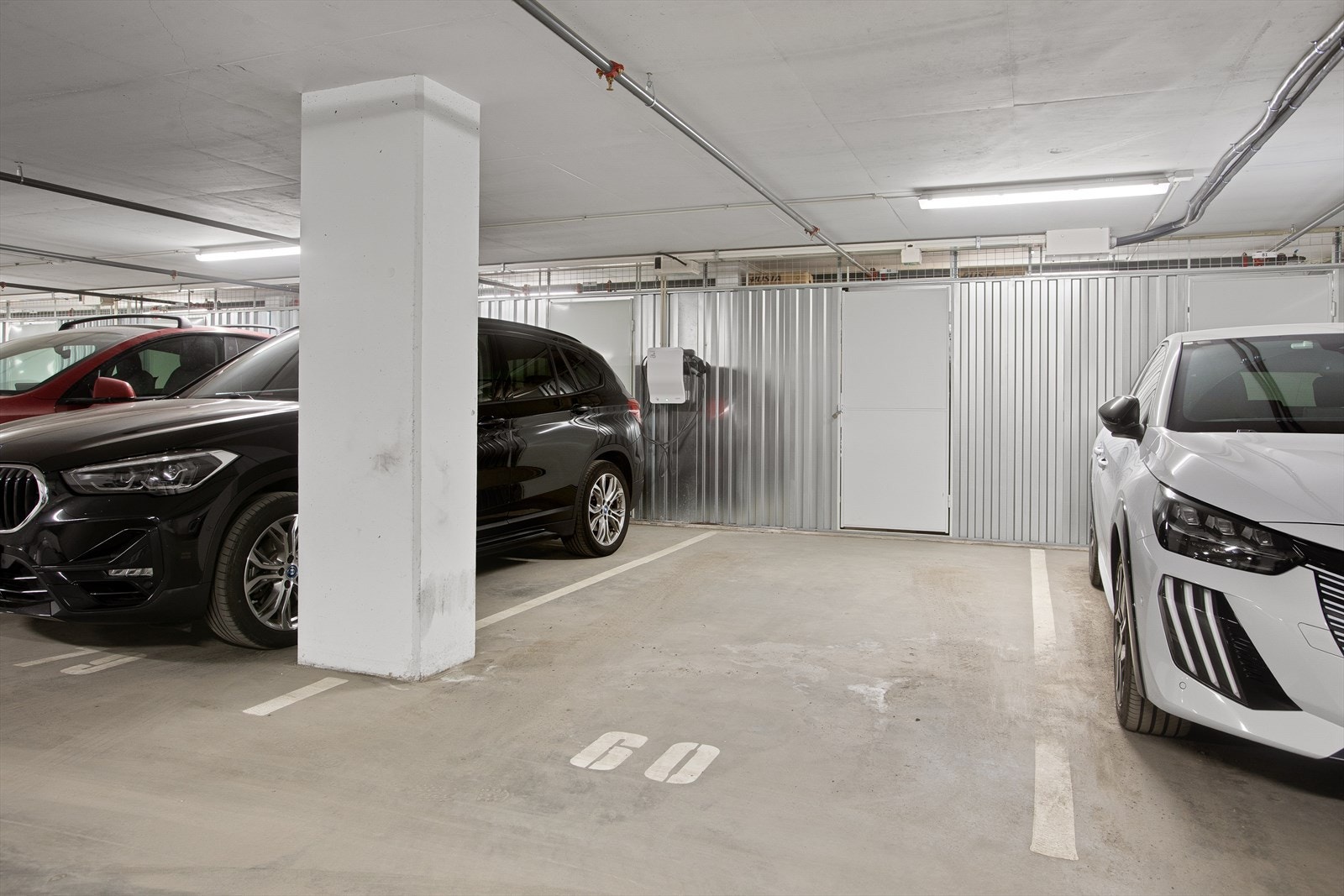 Parkering i garasje med tilhørende sportsbod Galleribilde