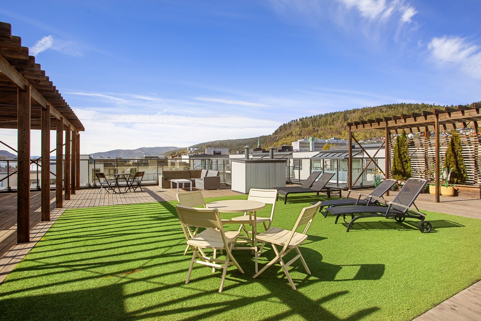 Flott felles takterrasse - med enkel heisadkomst fra leilighet Galleribilde