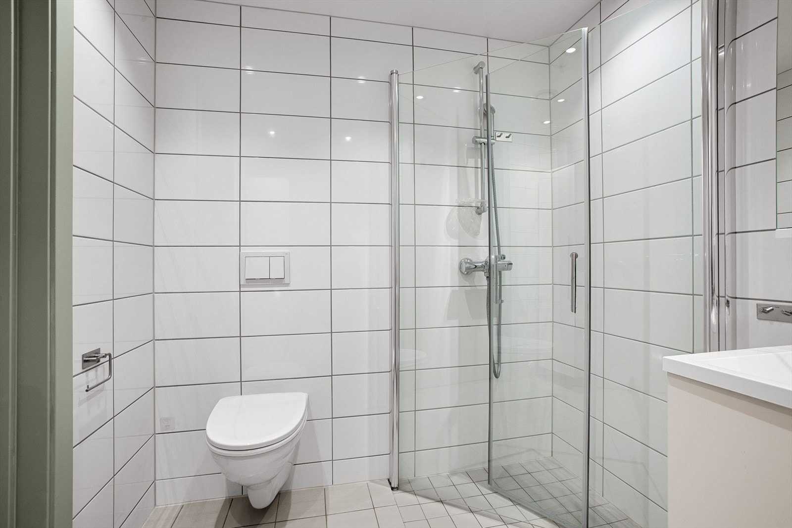 Det er opplegg for vaskemaskin og tørketrommel på badet Galleribilde