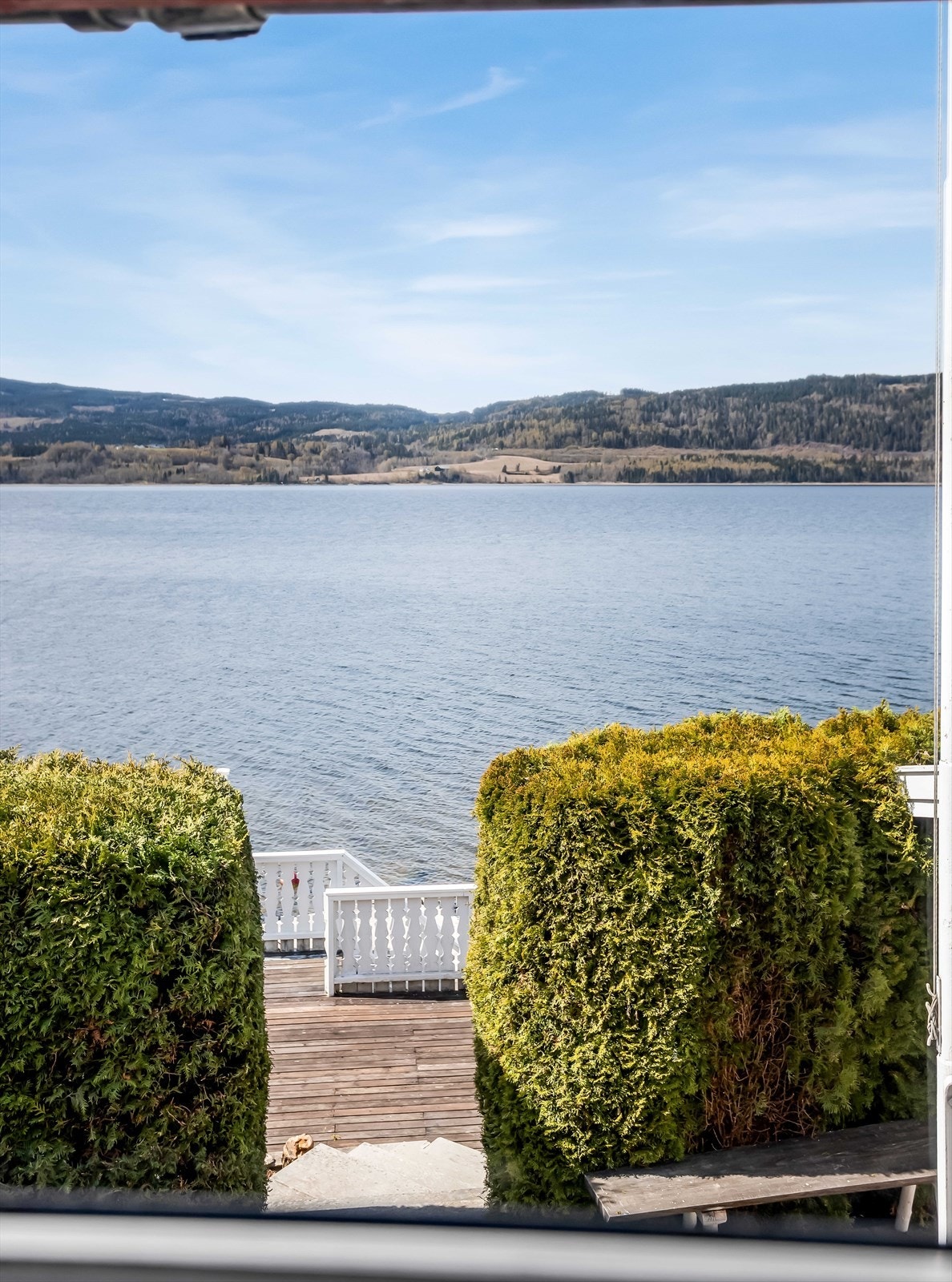Utsikt fra stuevinduet mot terrassen og Mjøsa. Galleribilde