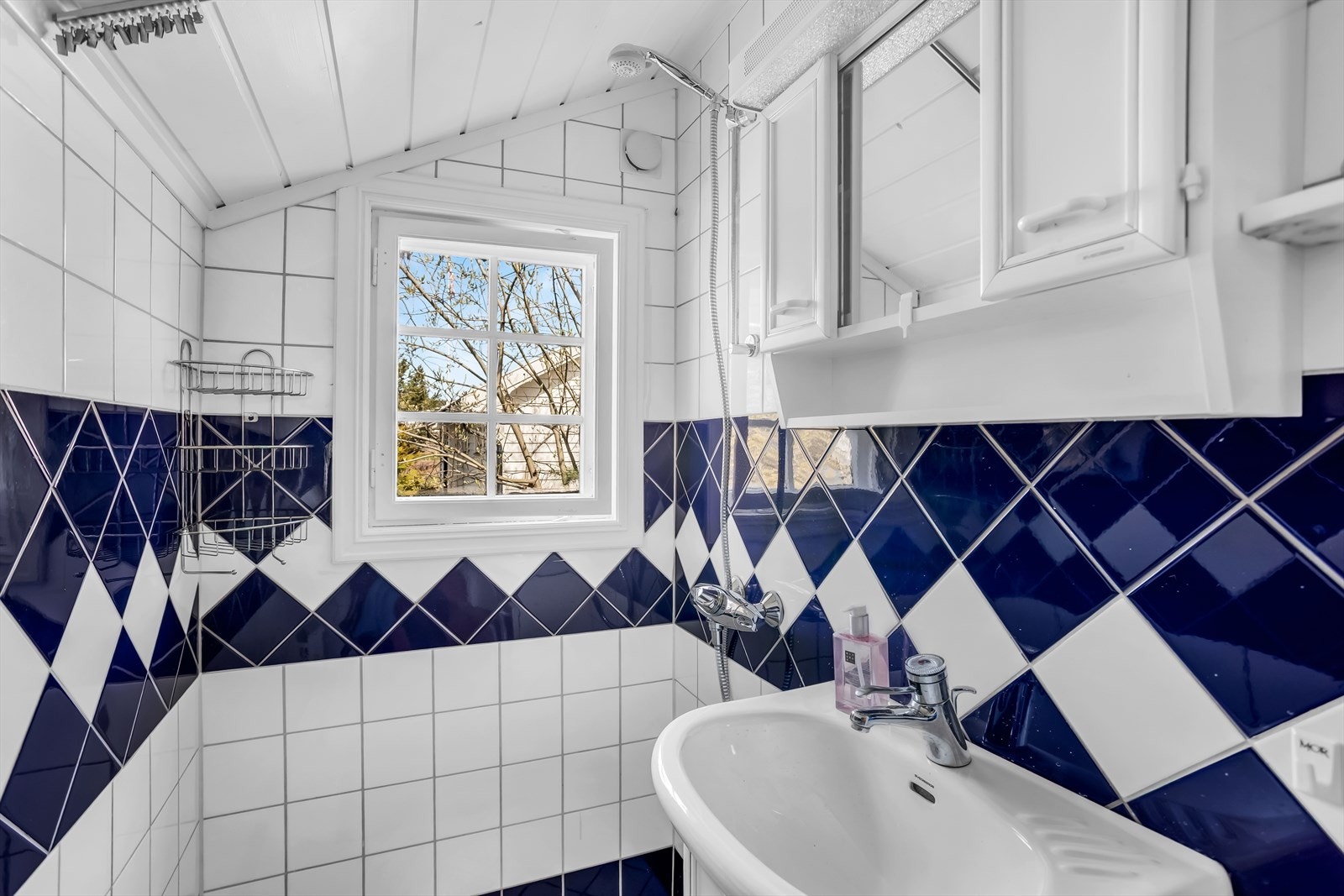 Badet ble pusset opp i 1995 og har fliser på gulv og vegger, servant med underskap og dusj. Galleribilde