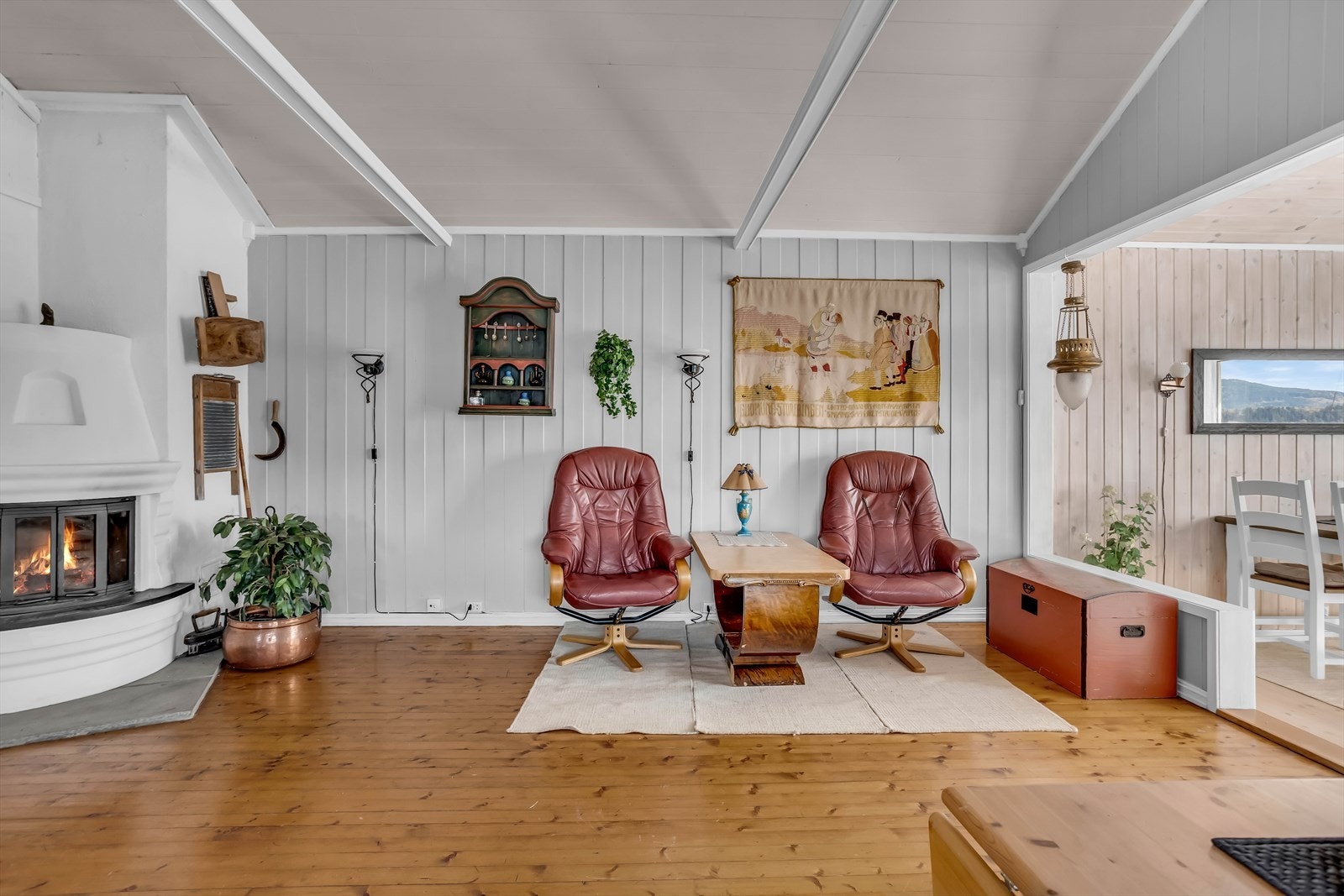 Gjennomgående panel på vegger og i himling gir en lun og tradisjonell hyttestemning. Galleribilde
