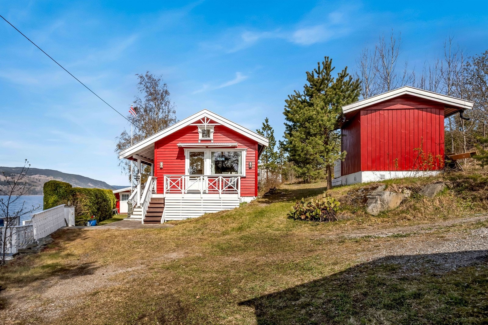 Tomten er opparbeidet med plen og beplantning, i tillegg til de store terrasseflatene. Galleribilde