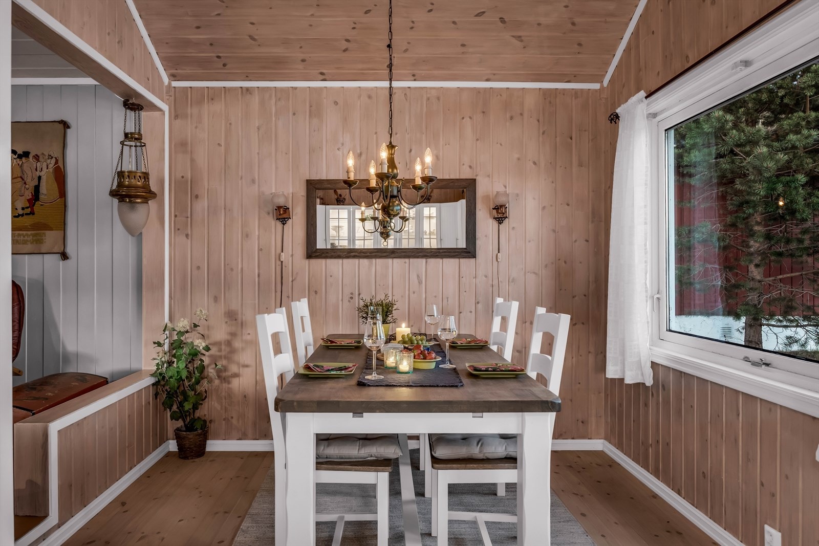 Spisestuen har en sentral plassering i hytta, perfekt for felles måltider. Galleribilde
