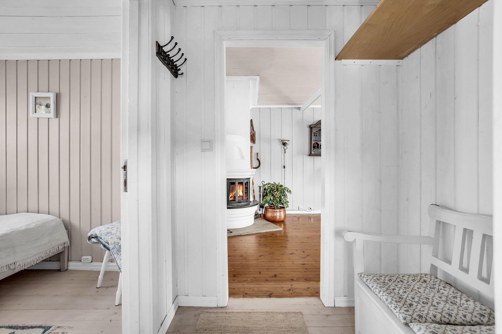 Fra gangen åpner hytta seg opp mot stuen, hvor peisen blir et naturlig midtpunkt. Galleribilde