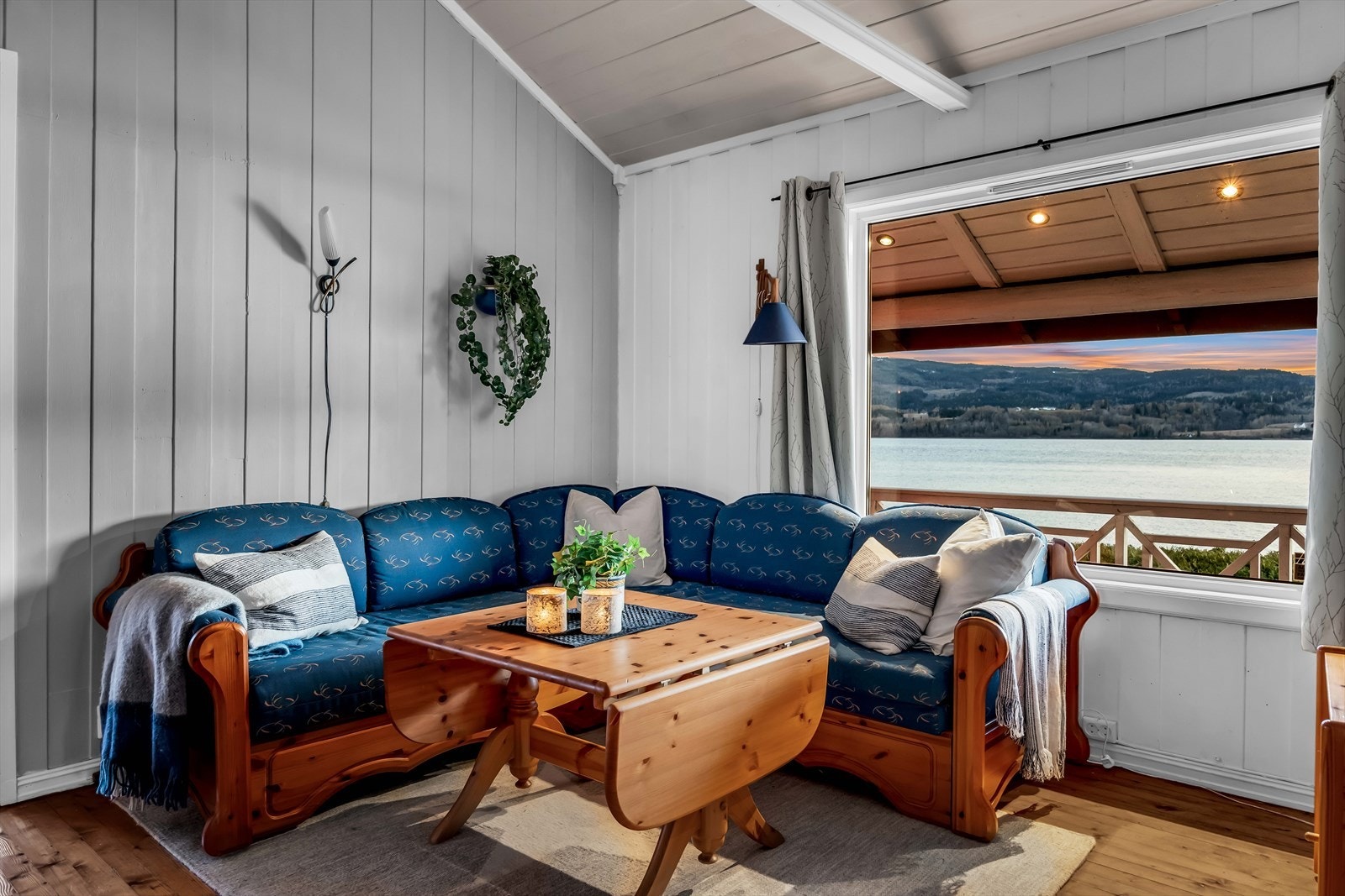 En hyggelig krok i stuen med utsikt mot uteområdet og Mjøsa. Galleribilde