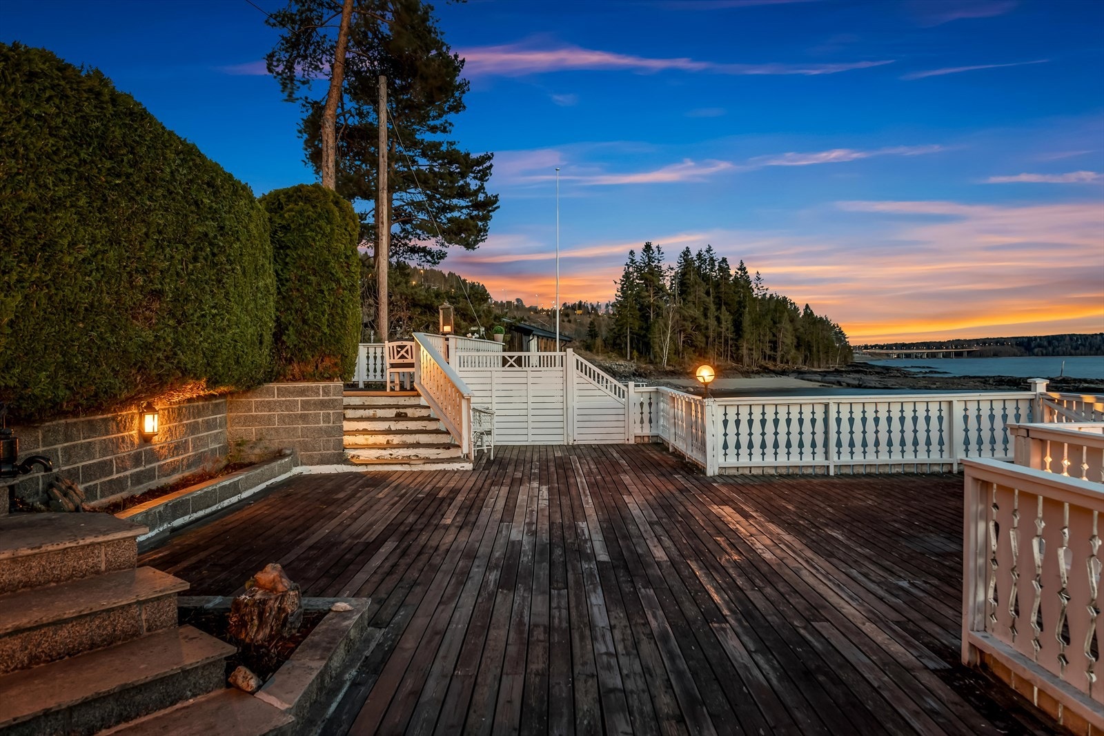 Hele uteområdet er designet for å maksimere utsikten og kontakten med Mjøsa. Galleribilde