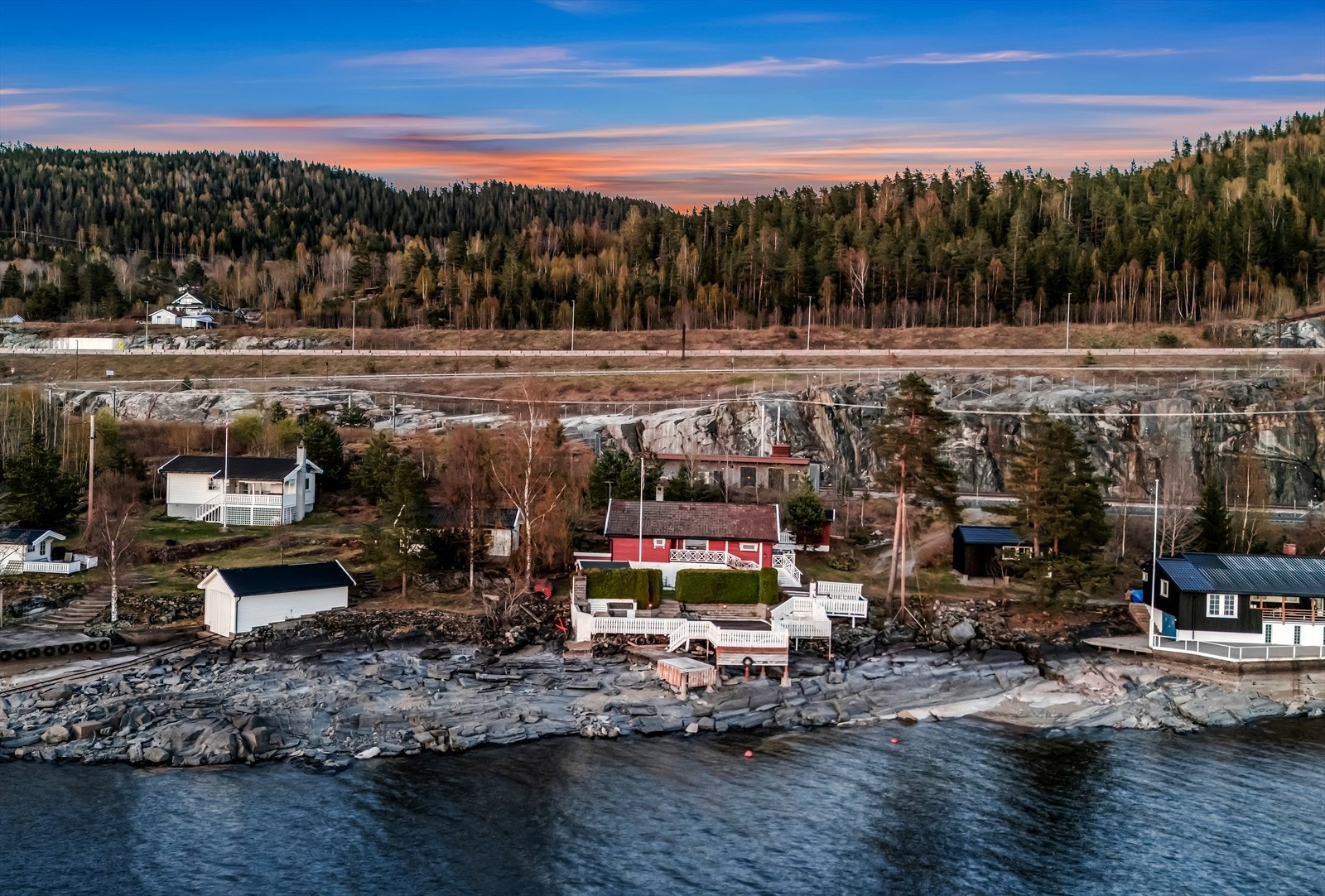 Eiendommen ligger i et etablert hytteområde langs Mjøsa, med kort vei til både natur og servicetilbud. Galleribilde