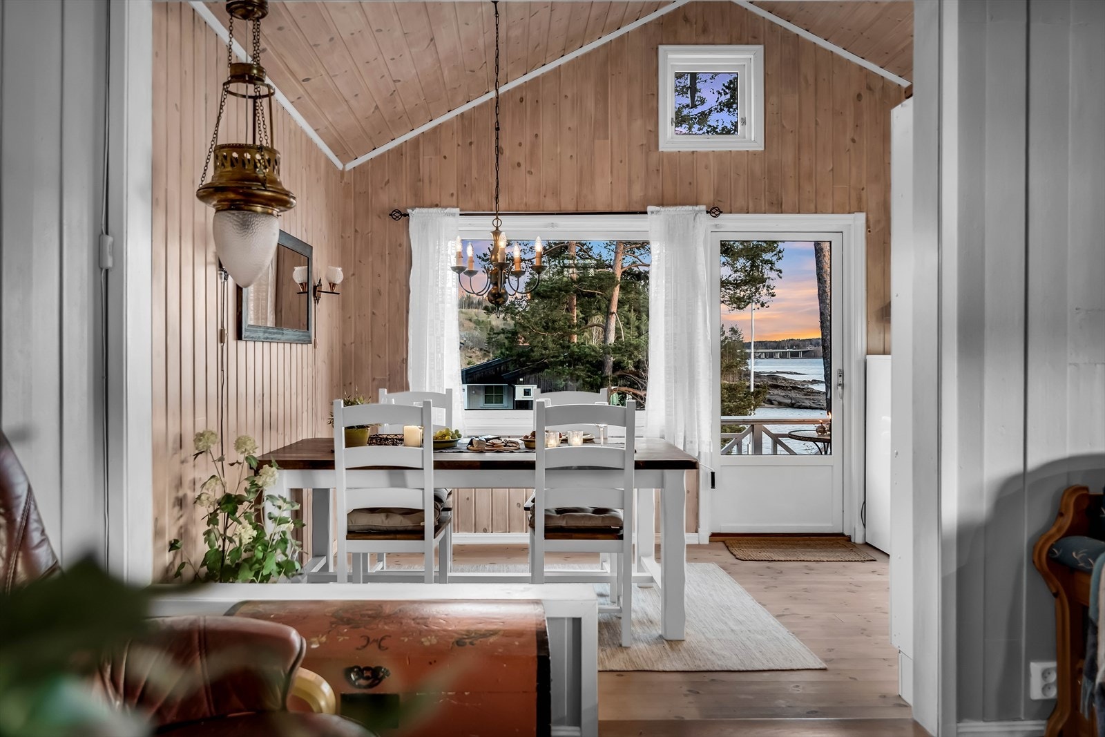 Utsikt fra stuen mot kjøkkenet, som ligger i en egen, men åpen sone. Galleribilde