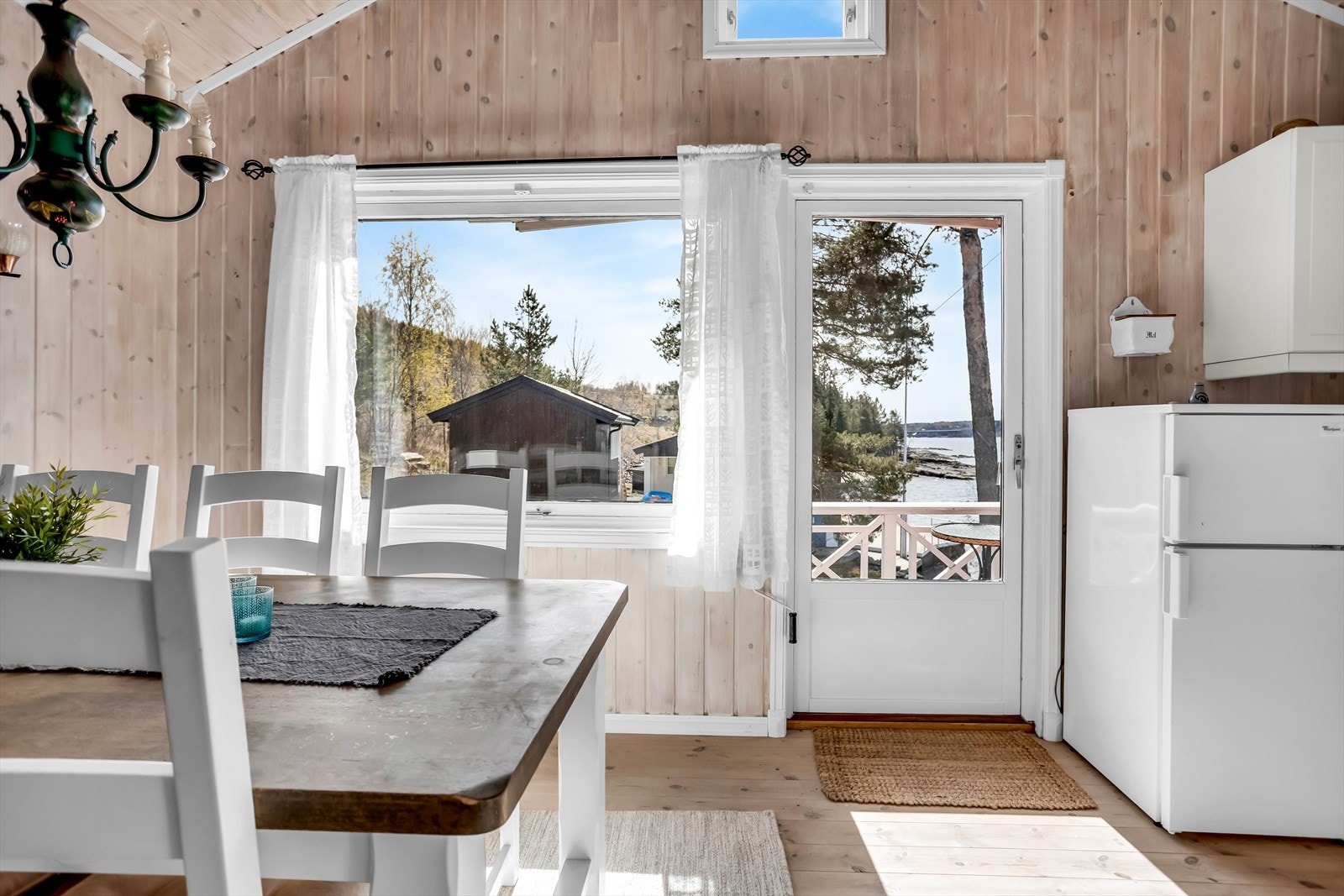 Fra kjøkkenet er det direkte utgang til en sørvendt altan på 5,4 m². Galleribilde