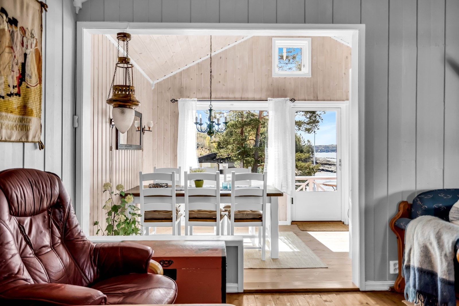 Den åpne løsningen mellom stue og kjøkken skaper et sosialt allrom. Galleribilde