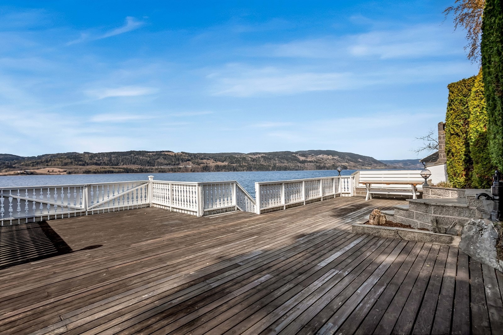 Eiendommen har et samlet terrasseareal på hele 96 m², fordelt på flere soner som gir rikelig med plass for uteliv ved Mjøsas bredd. Galleribilde