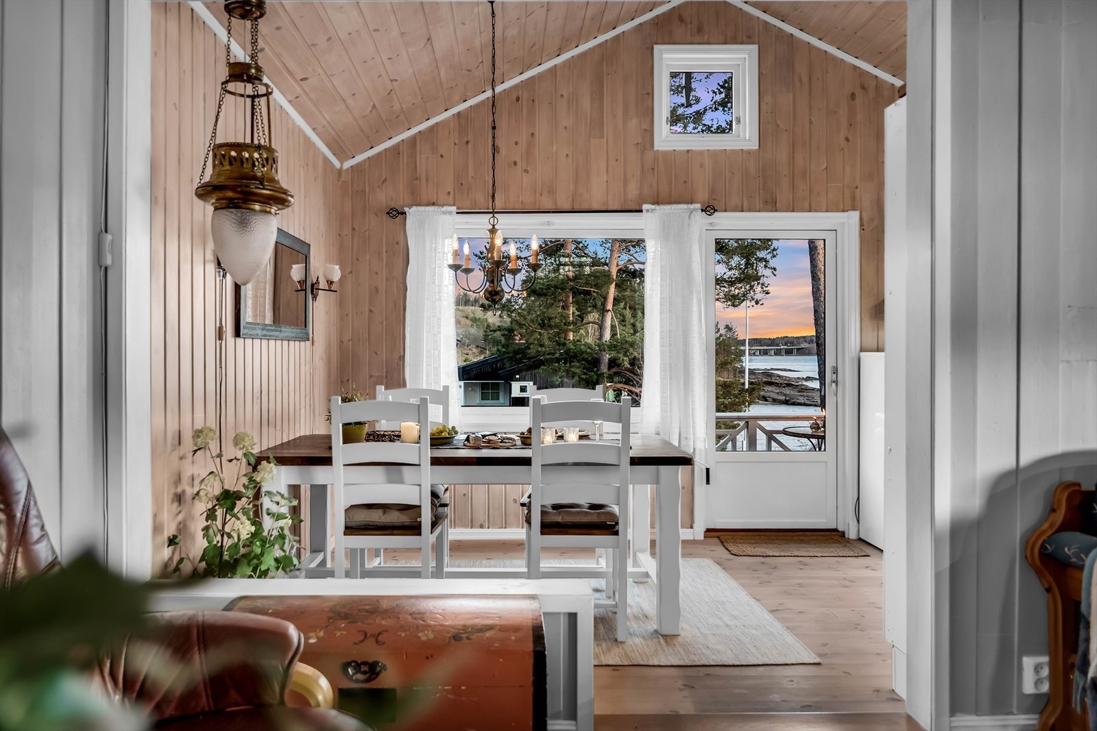 Kjøkkenet er praktisk innredet og ligger i direkte tilknytning til uteplassen. Galleribilde