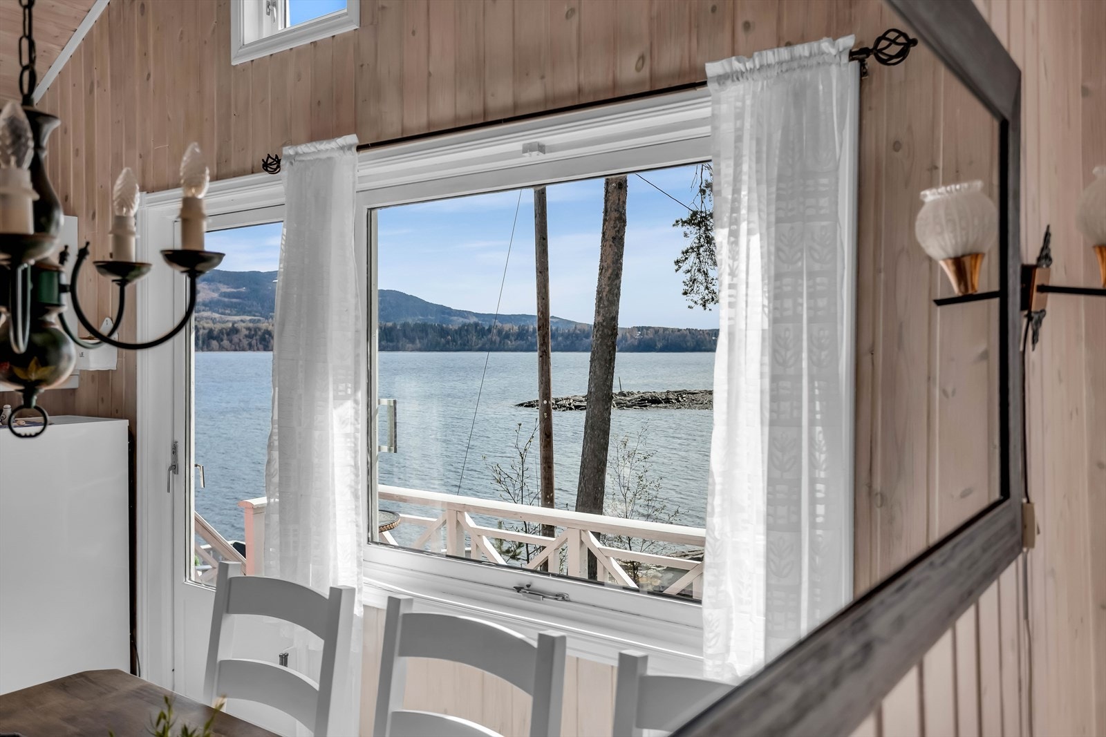 Vinduene i hytta er en blanding av 2-lags isolerglass og 1+1-lags glass, med alder fra 1963 til 2011. Galleribilde