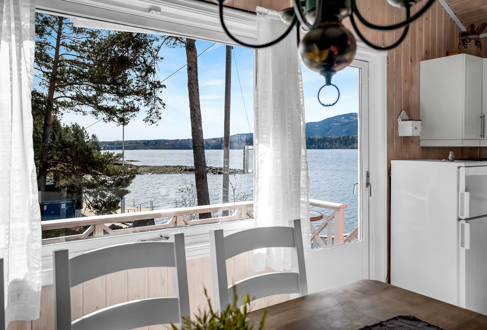 Fra kjøkkenvinduet kan du følge med på båtlivet på Mjøsa. Galleribilde