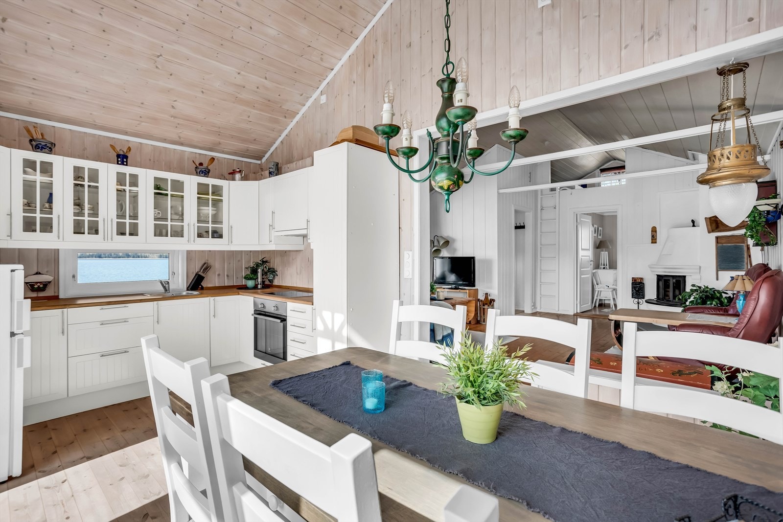Kjøkken og spisestue i ett, med god plass til langbord for familie og venner. Galleribilde