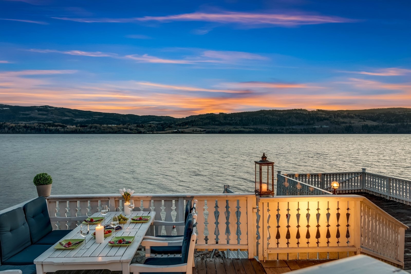 Solnedgangen over Mjøsa skaper en flott ramme for kveldsmåltidet. Galleribilde