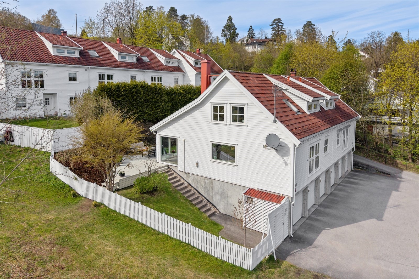 Felles eiet tomt av sameiet. Tomten er pent opparbeidet med plenarealer, beplantning og asfalterte internveier. Galleribilde