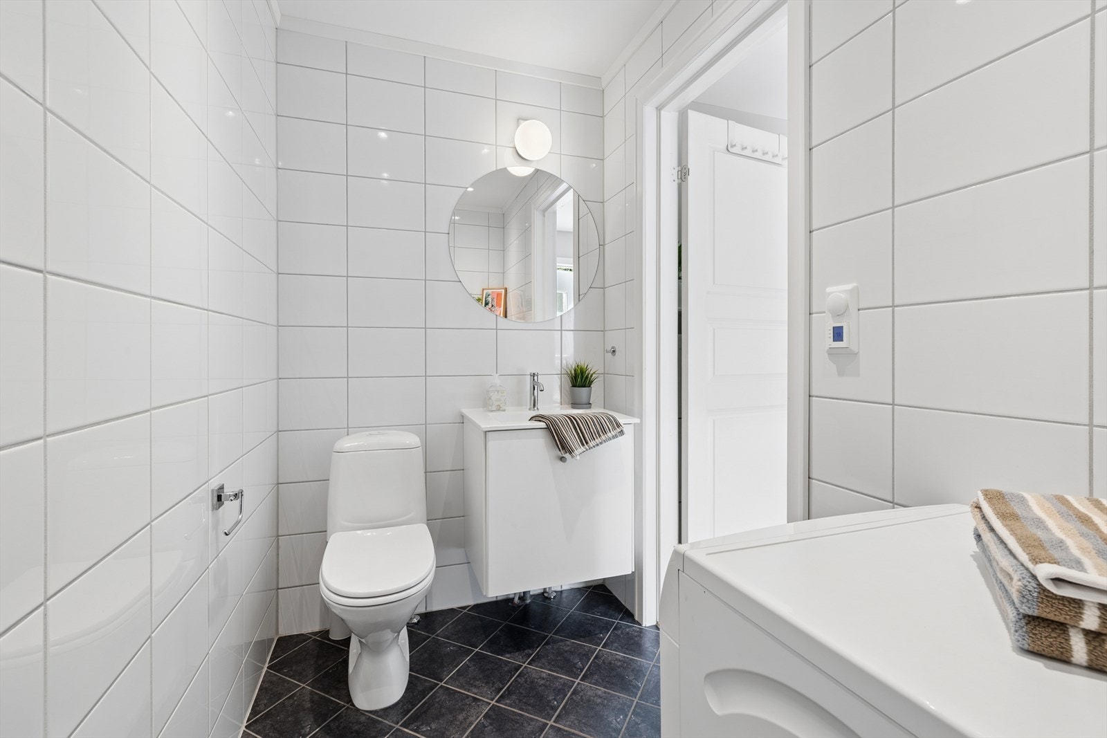 Badet som ligger praktisk plassert i tilknytning til entréen, ideelt både for daglig bruk og når du har gjester på besøk. Rommet er flislagt på gulv og vegger, og har elektriske varmekabler i gulvet samt downlights i himlingen som gir god belysning. Galleribilde
