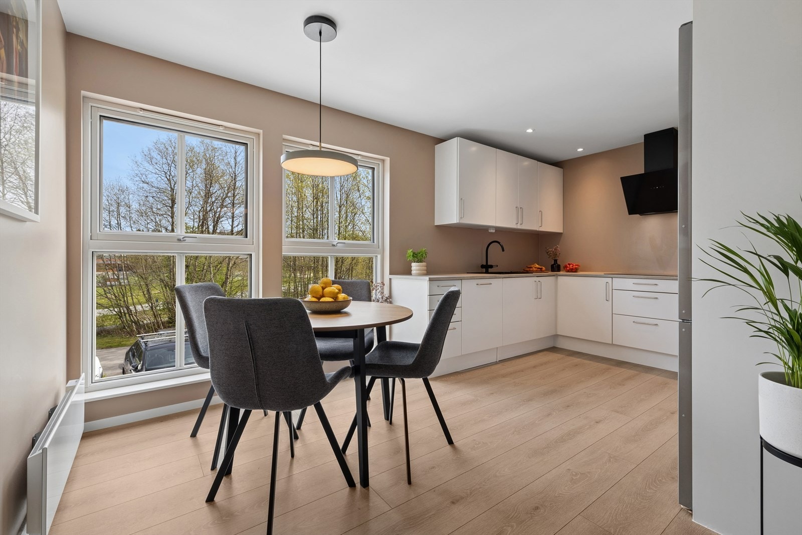 Kjøkkenet er romslig nok for en egen spiseplass, ideelt for frokost eller uformelle måltider. Galleribilde