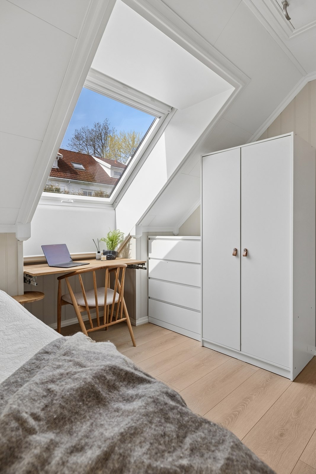 Med skråtak og takvindu får rommet en sjarmerende karakter og optimalt lysinnslipp. Galleribilde