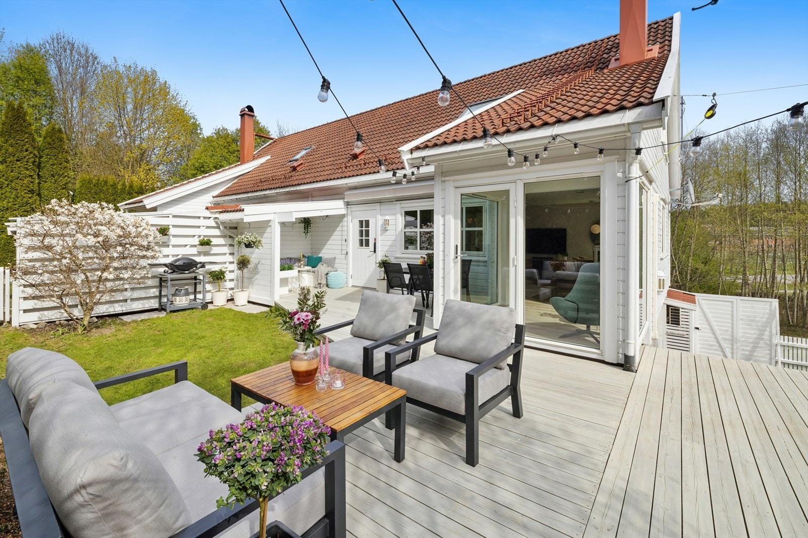 Terrassen ligger i tilknytning til både stue og inngangsparti, og byr på flere soner med god plass til både spisegruppe, loungemøbler og øvrig inventar. Her ligger alt til rette for hyggelige grillkvelder med venner, rolige stunder med en god bok i solen. Galleribilde