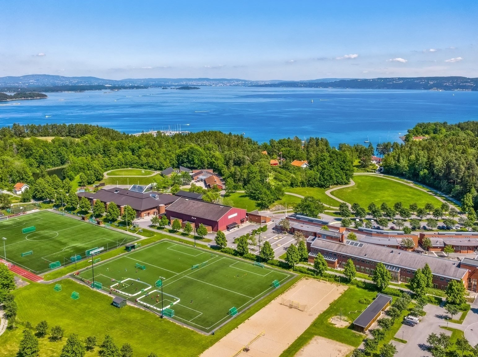 Arnstad skole med idrettsanlegg Galleribilde