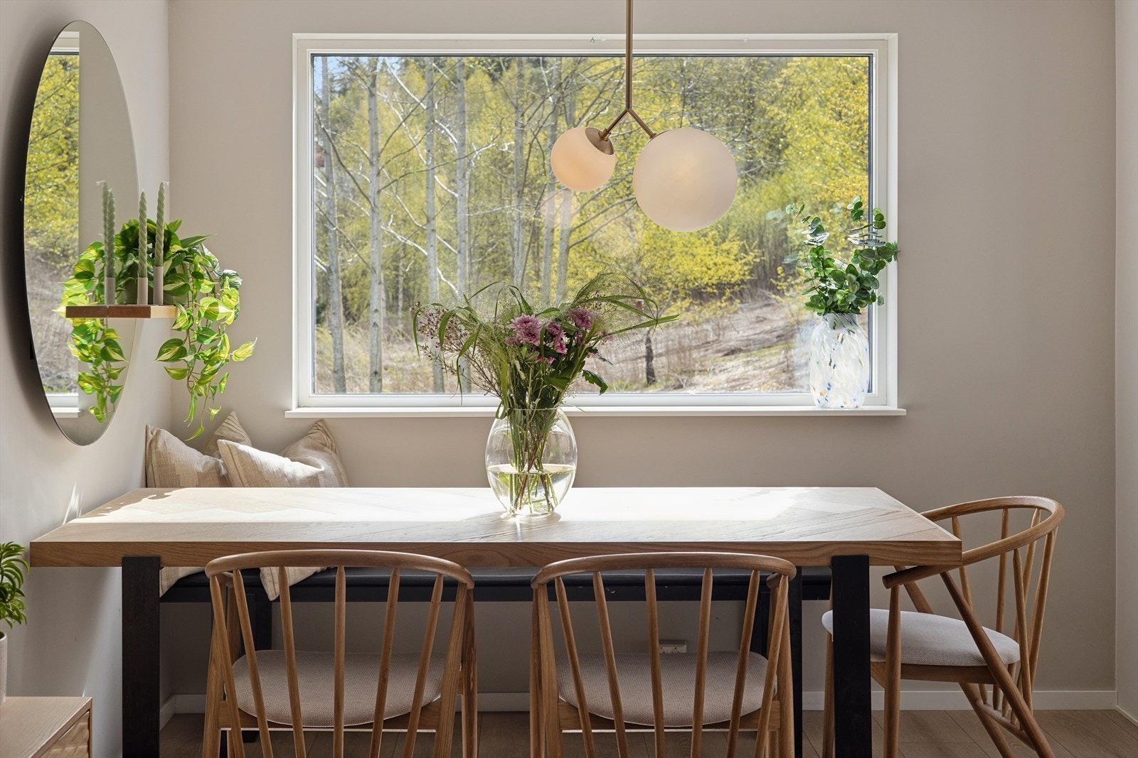 Spisestuen er plassert ved store vinduer som slipper inn rikelig med lys og gir utsyn mot grøntområdene. Galleribilde