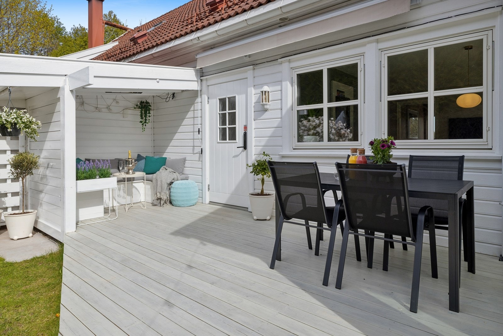 Den lyse treterrassen skaper en innbydende ramme rundt boligen og uteområdet. Galleribilde
