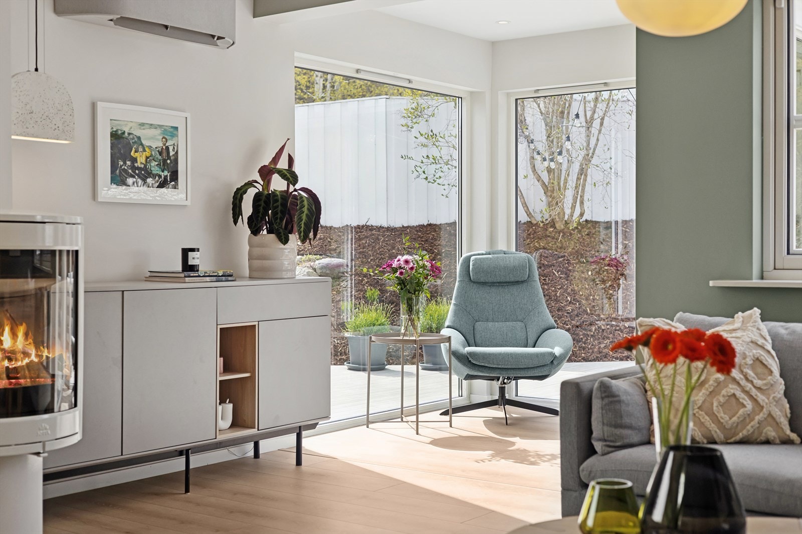 Store glassflater og terrassedør gir rikelig med naturlig lys og direkte utgang til hagen. Galleribilde