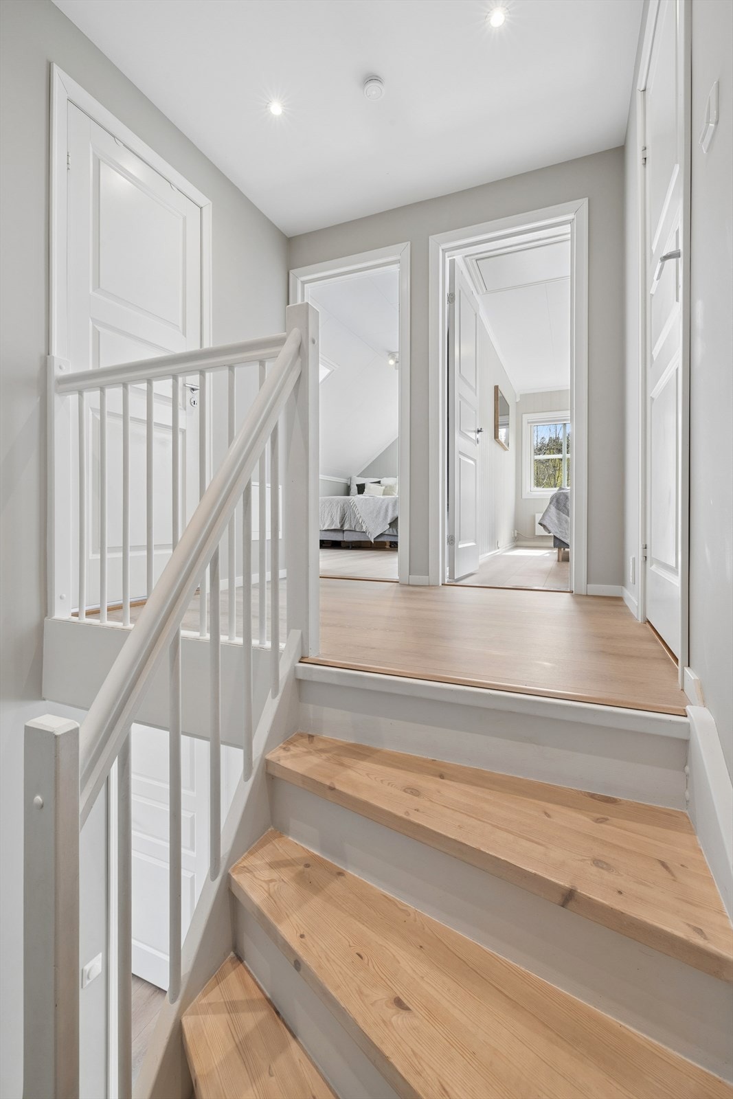 Trappen tar deg opp til en innholdsrik 2. etasje. Galleribilde