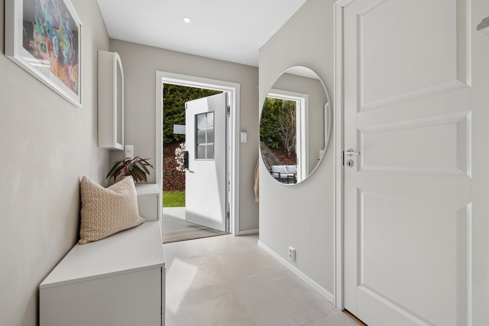 Entrè/gang er flislagt med store fliser med behagelige varmekabler, downlights som gir god og jevn belysning. God plass til yttertøy og sko, samt direkte adkomst til badet. Galleribilde