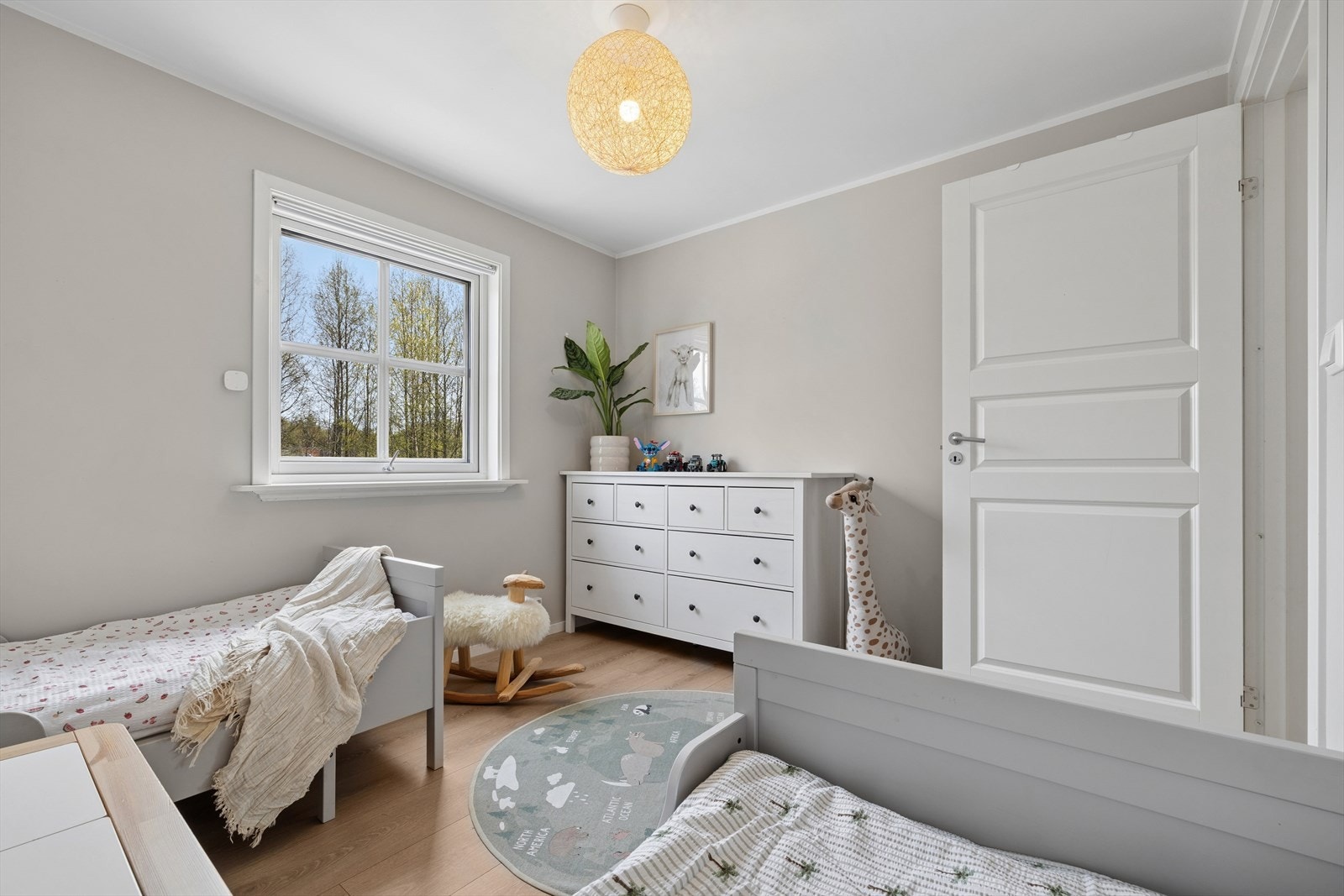 Soverom av god størrelse som også kan fungere som kontor eller lekerom, med nærhet til både stue og bad. Galleribilde