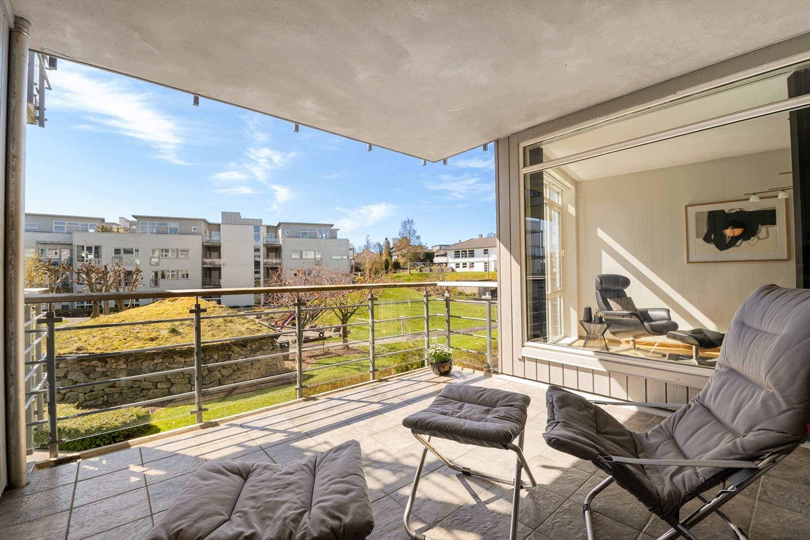 Terrassen er delvis overbygget, noe som gir ly for vær og vind. Galleribilde