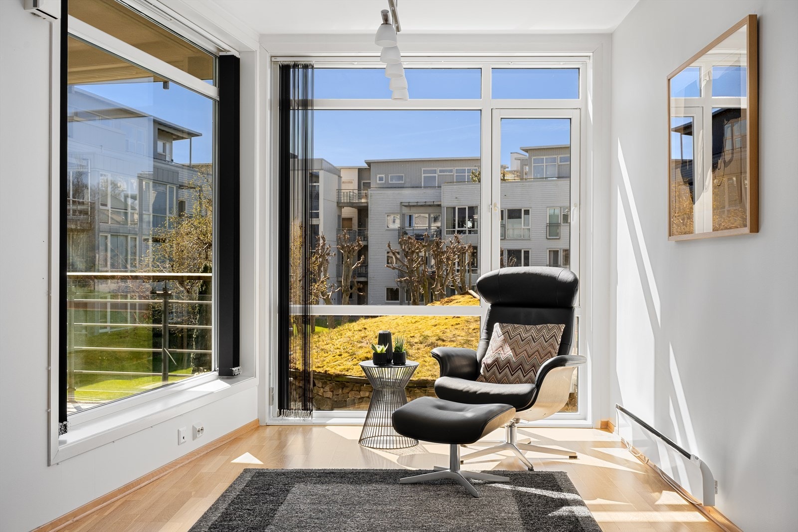 En egen sone ved vinduet gir en perfekt plass for spisebord eller sofagruppe. Galleribilde