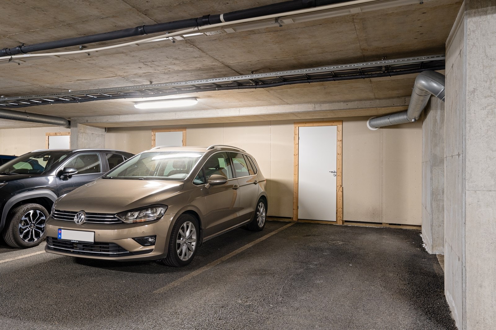 Det medfølger egen parkeringsplass i lukket garasjeanlegg i underetasjen. Galleribilde