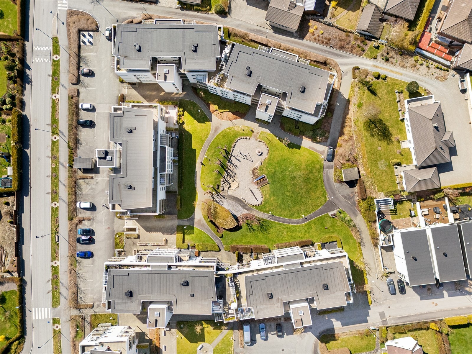 Oversikt over sameiets fellesarealer, som inkluderer lekeplass og gapahuk. Galleribilde