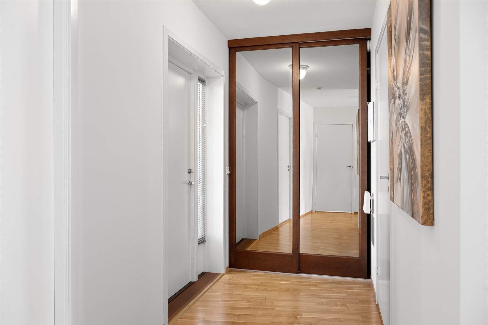 Entréen har en romslig skyvedørsgarderobe med speilfronter som gir gode oppbevaringsmuligheter for yttertøy. Galleribilde