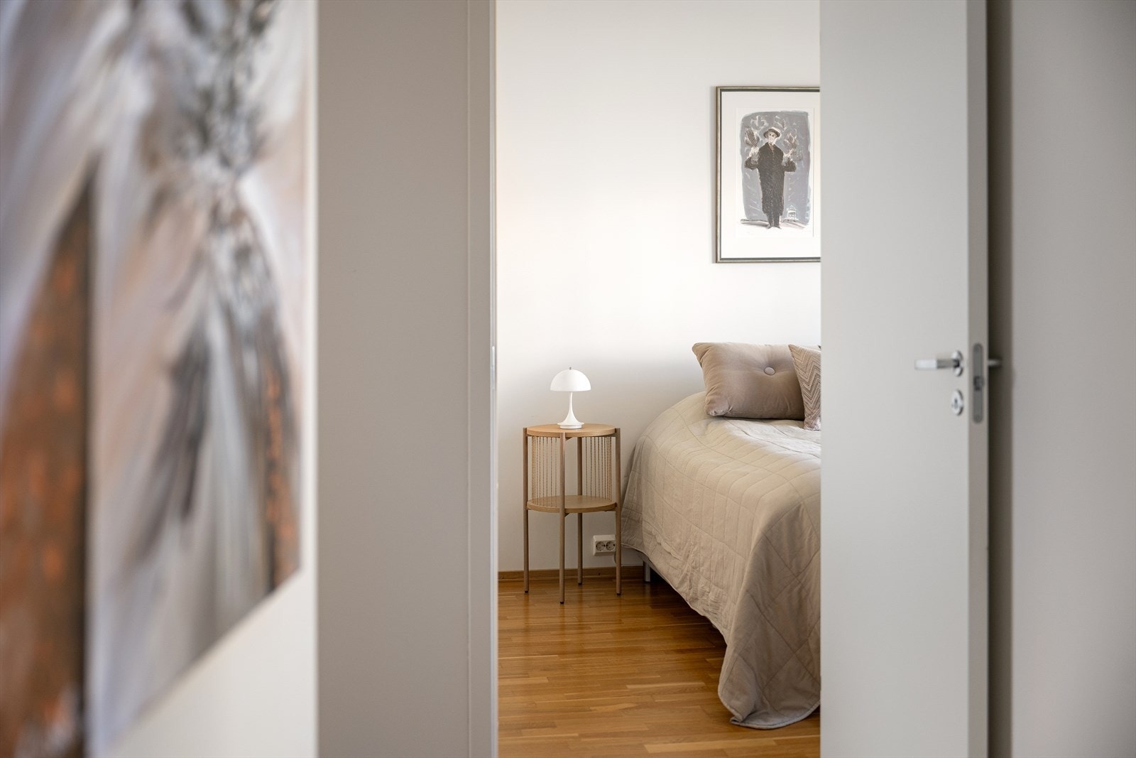 Soverommene ligger adskilt fra stuen, noe som gir en rolig og privat sone. Galleribilde