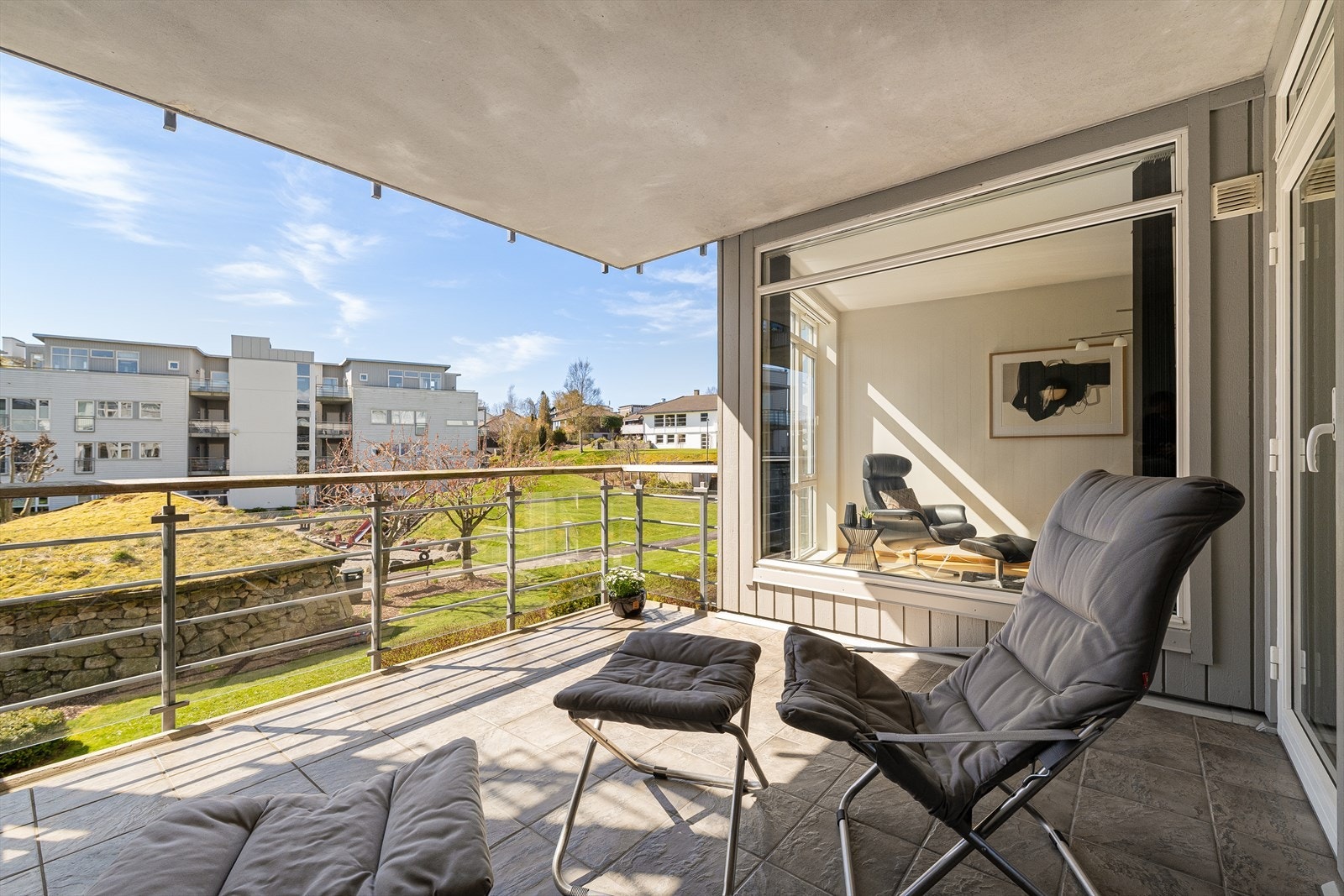 Terrassen har god plass til utemøbler og gir en fin utsikt over de grønne, skjermede fellesområdene. Galleribilde