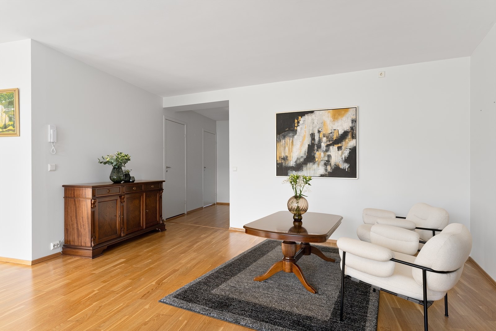 Fra gangen åpner leiligheten seg opp mot stuen, som har god plass til både sofagruppe og spisestue. Galleribilde
