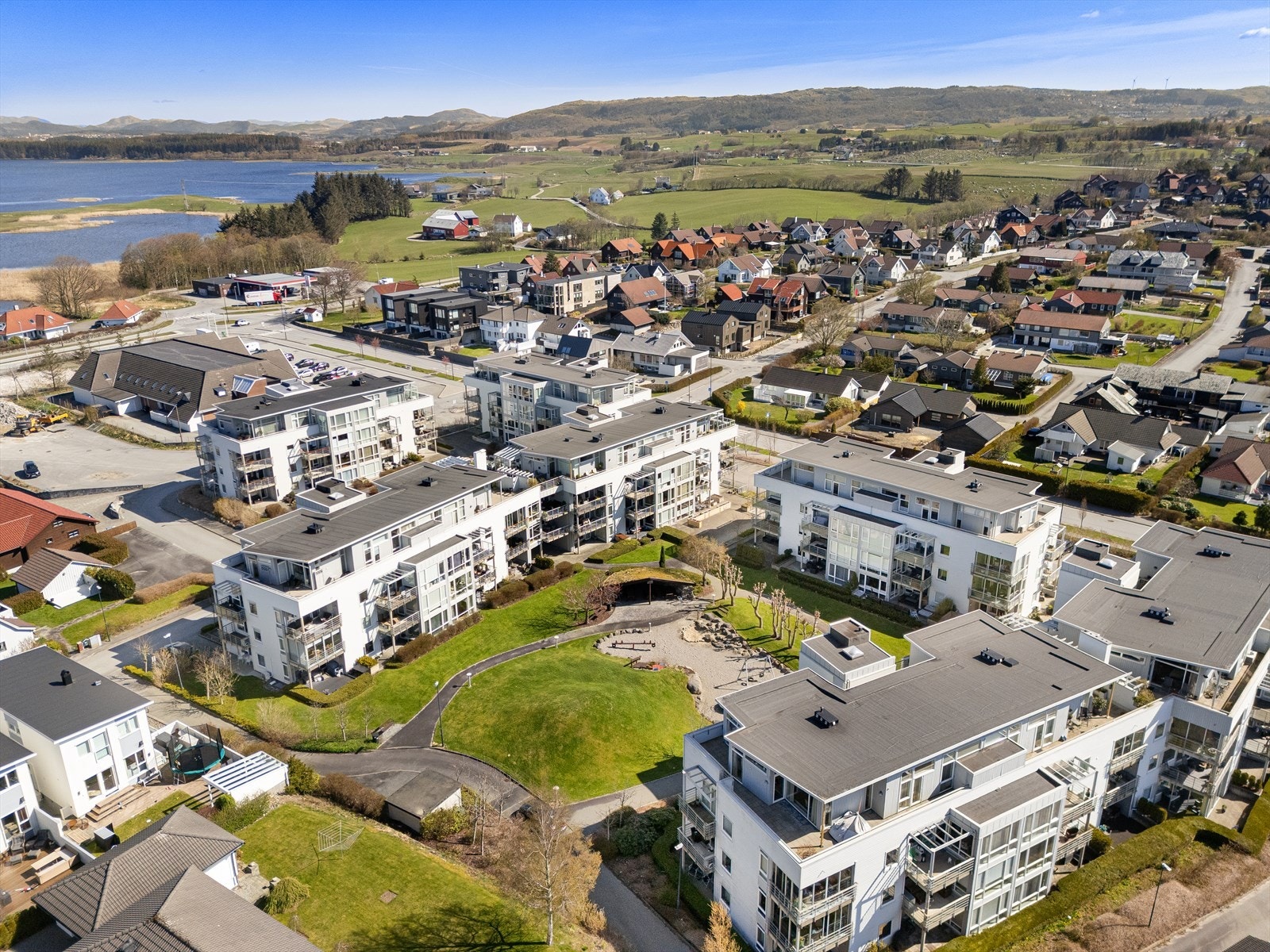 Fra leiligheten er det gangavstand til dagligvarebutikken Kiwi. Galleribilde