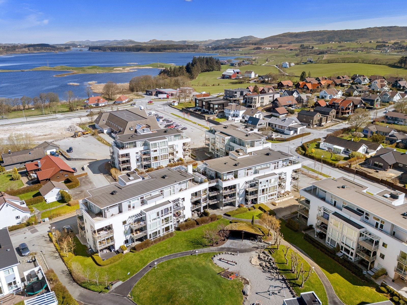Det er også en kort spasertur til flotte turområder som Sandtangen og stiene langs Frøylandsvatnet. Galleribilde
