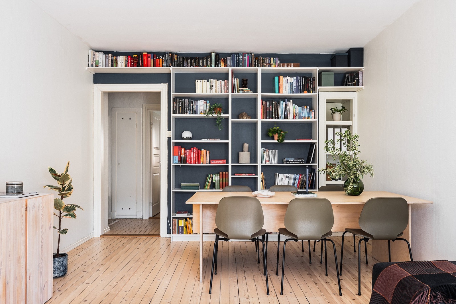 God plass til både sofagruppe og spisebord i en fleksibel løsning. Galleribilde