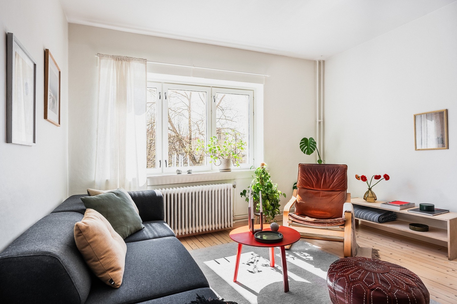 Lys og romslig stue med store vindusflater som gir rikelig med dagslys. Galleribilde
