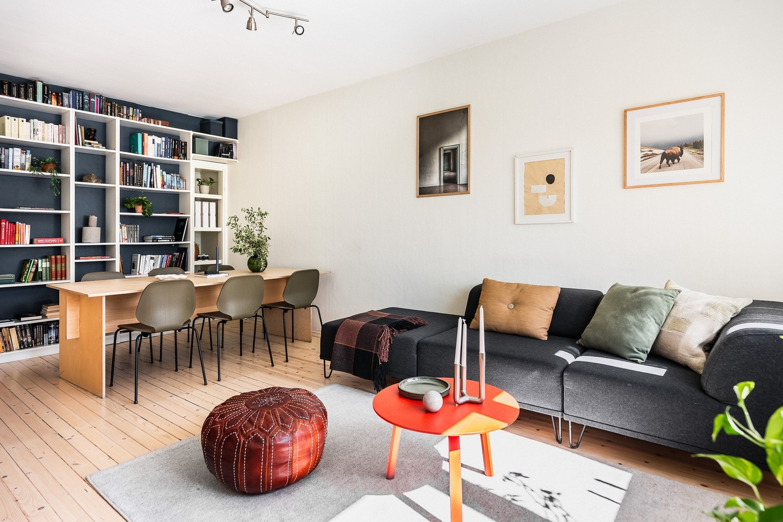 Et innbydende oppholdsrom som egner seg godt for både hverdag og sosiale sammenkomster. Galleribilde